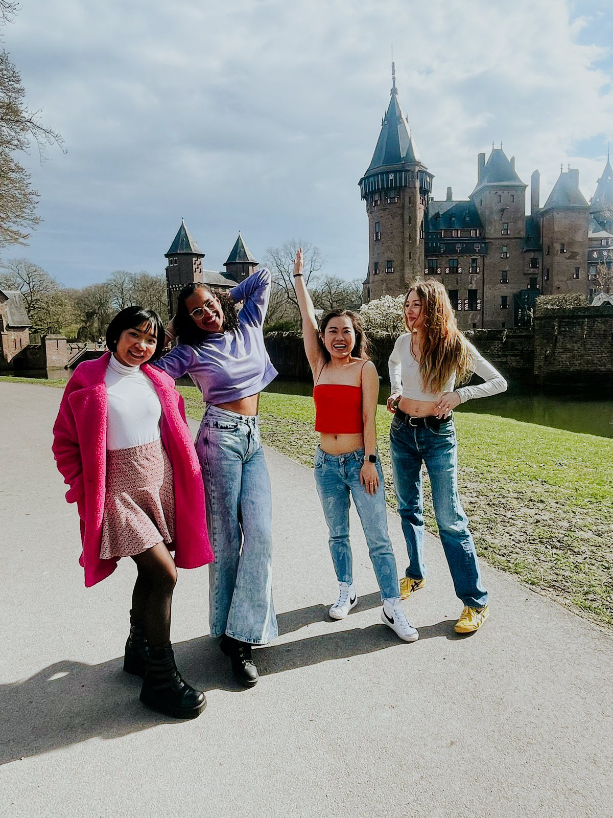 au pair events and academy look at these lovely group of au pairs in front of a beautiful castle in the Netherlands