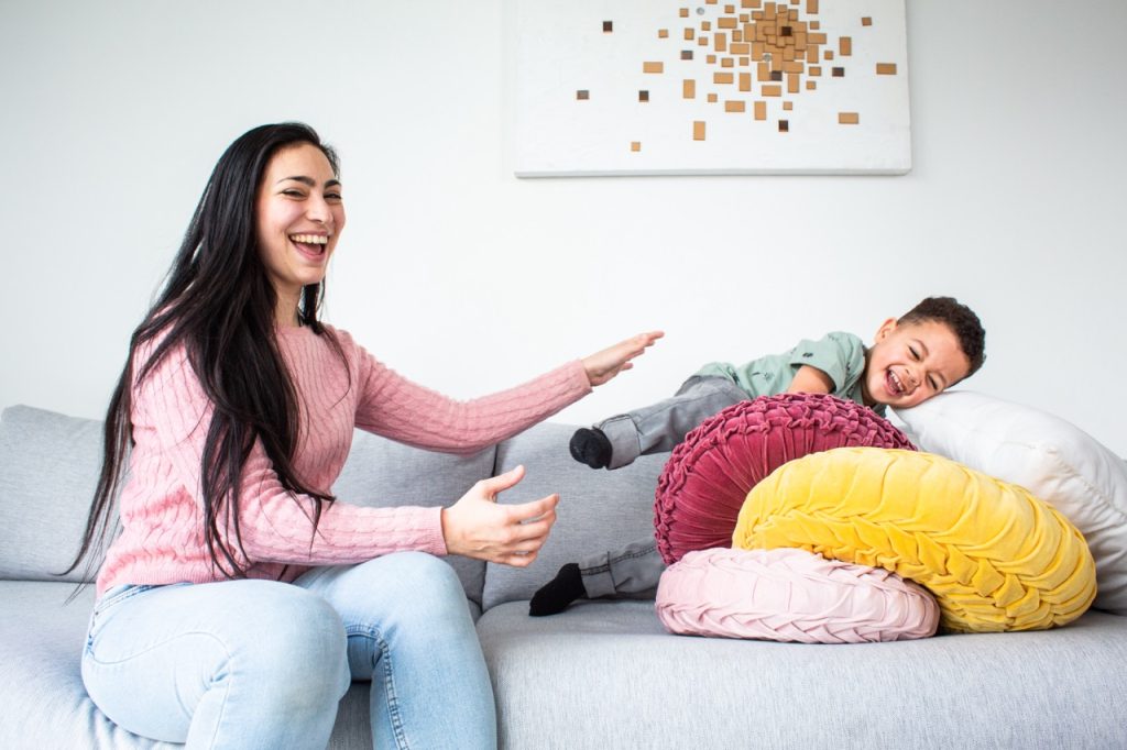 een au pair en kind zijn samen aan het spelen