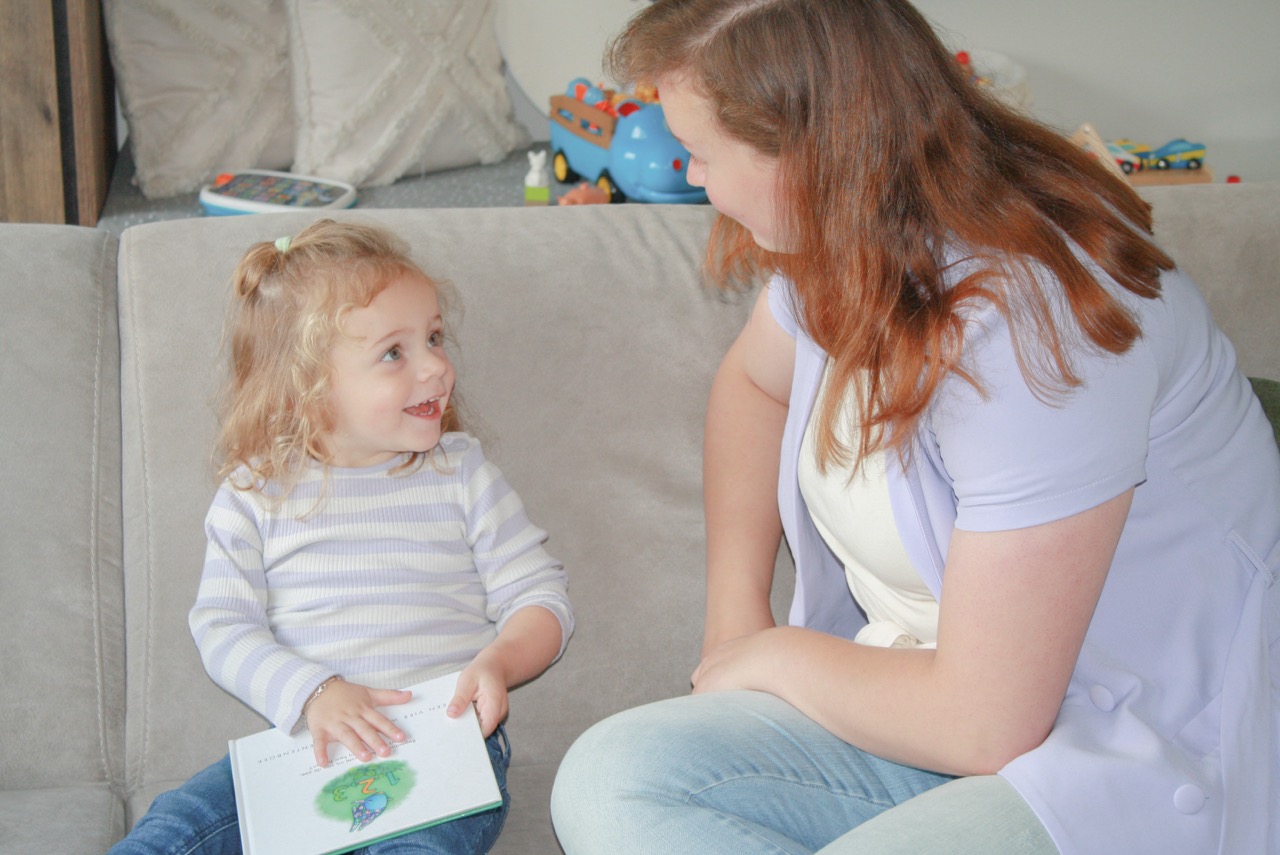 ein kindermädchen im gespräch mit einem kind