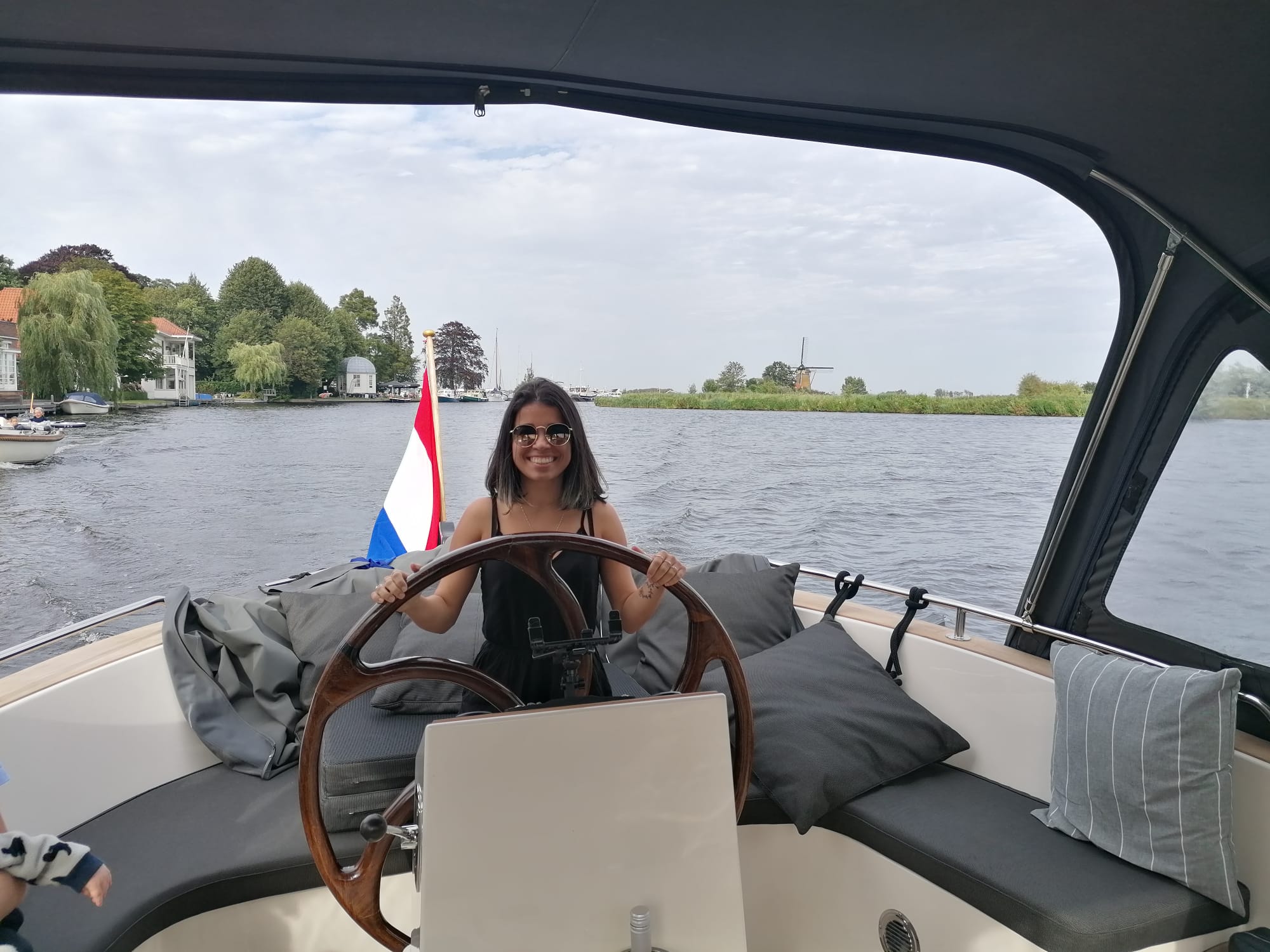 vrouw bestuurt een boot