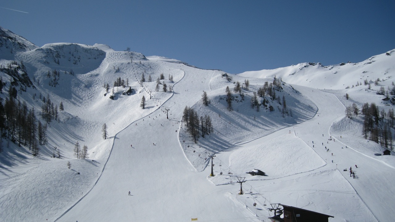 een skipiste in oostenrijk